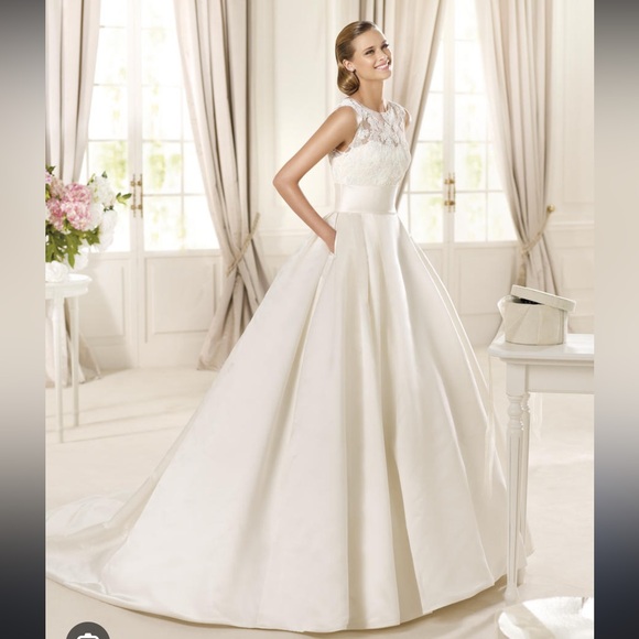 Like New Spanish Designer Pronovias Dalia Duchess Satin Wedding Dress - size 8 - Picture 2 of 5